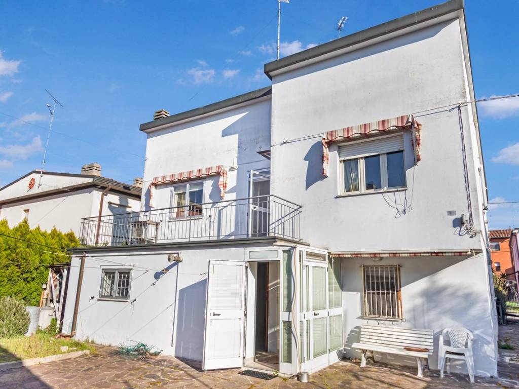 casa indipendente in vendita a Lugo