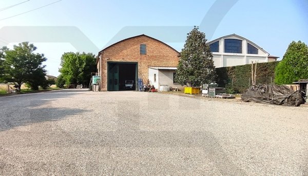 locale commerciale in vendita a Lugo in zona Santa Maria in Fabriago