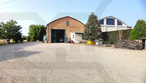 locale commerciale in vendita a Lugo in zona Santa Maria in Fabriago