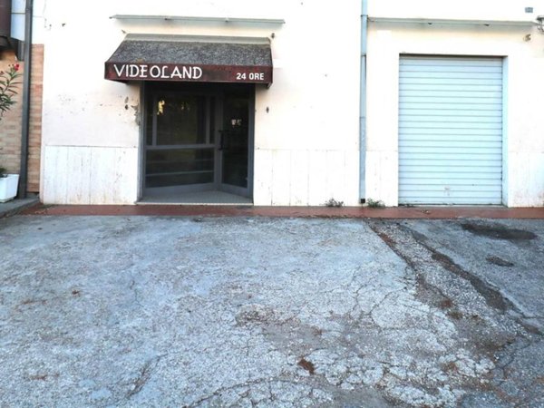 negozio in vendita a Lugo in zona Voltana