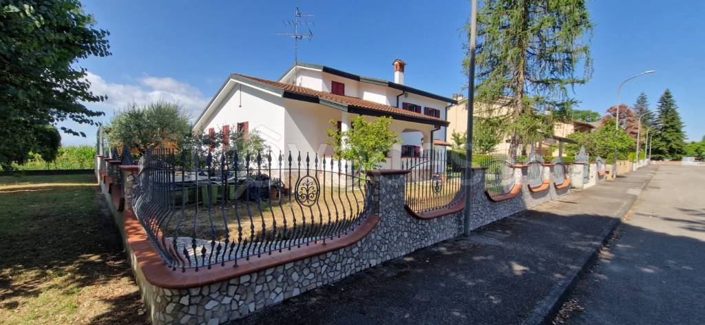 casa indipendente in vendita a Lugo in zona San Lorenzo
