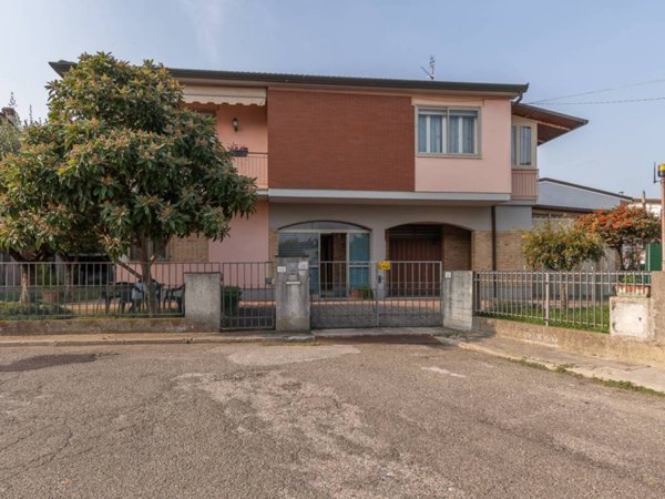 casa indipendente in vendita a Lugo