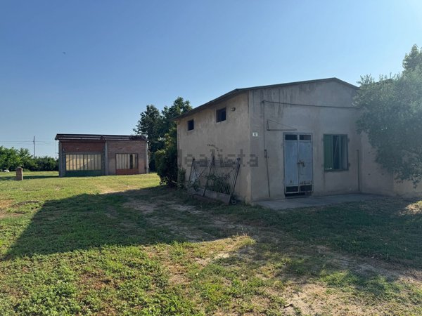 locale di sgombero in vendita a Lugo in zona Voltana