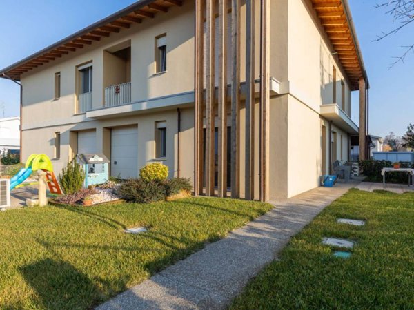 casa indipendente in vendita a Lugo