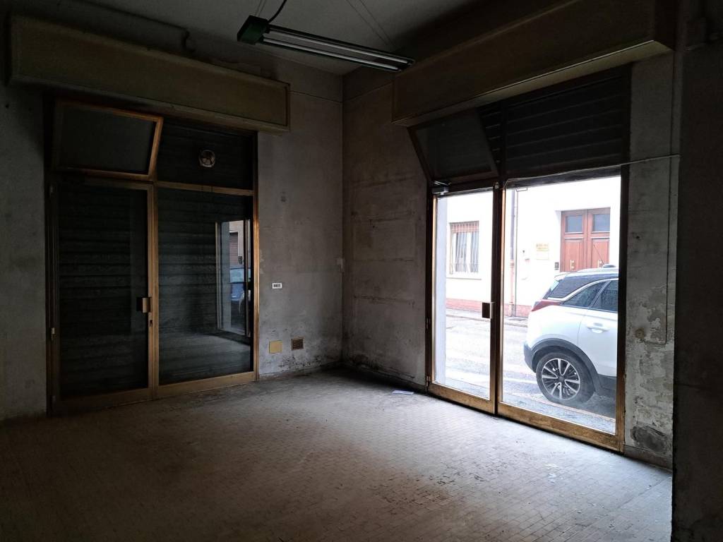 locale commerciale in vendita a Lugo