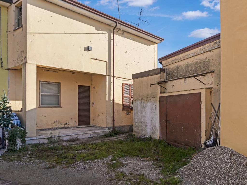 casa indipendente in vendita a Lugo in zona Voltana