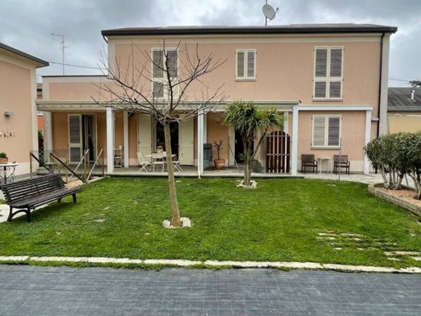 casa indipendente in vendita a Lugo