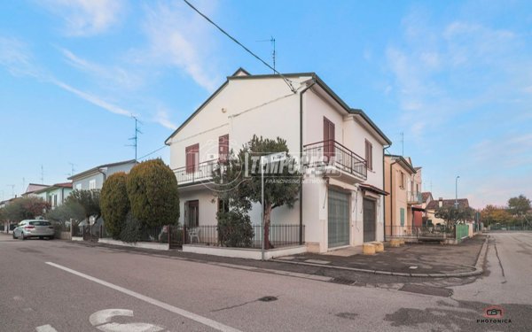 esavano in vendita a Lugo in zona Zagonara