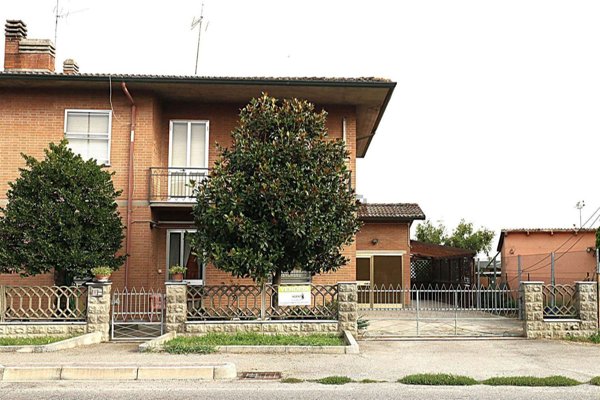 casa indipendente in vendita a Lugo in zona Voltana