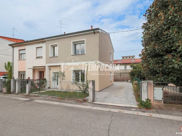casa indipendente in vendita a Lugo
