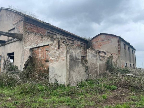 locale commerciale in vendita a Massa Lombarda