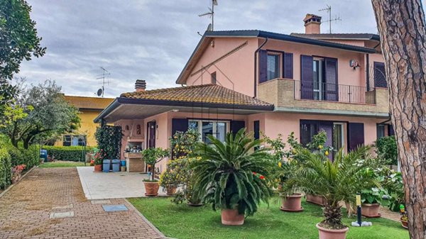 casa indipendente in vendita a Ravenna in zona Lido Adriano