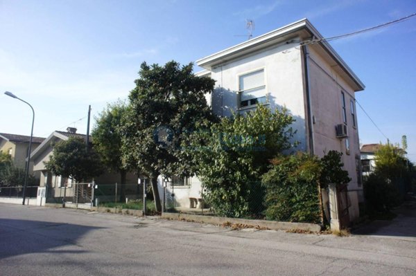 casa indipendente in vendita a Ravenna in zona Mezzano