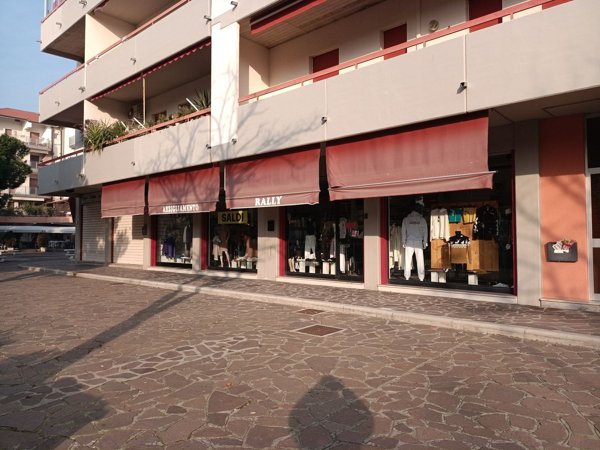 locale commerciale in vendita a Ravenna in zona Lido Adriano