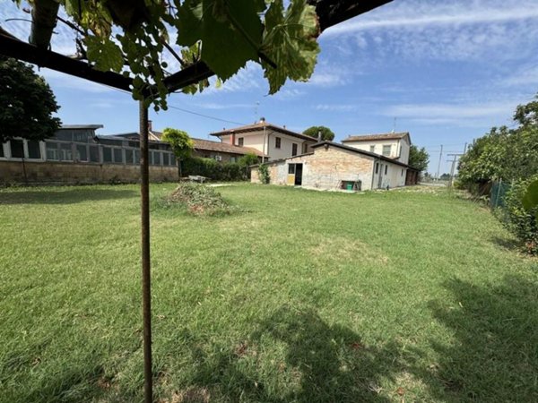 casa indipendente in vendita a Ravenna in zona Santo Stefano