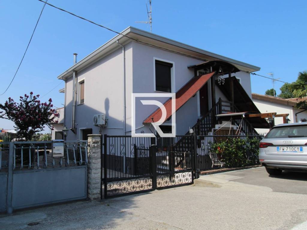 casa indipendente in vendita a Ravenna in zona Lido di Dante