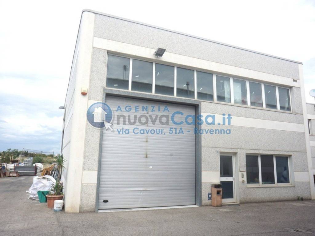 locale commerciale in vendita a Ravenna in zona Borgo Montone
