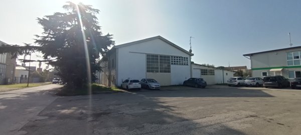 capannone in vendita a Ravenna in zona Fosso Ghiaia