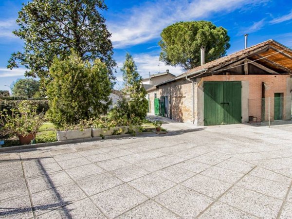 casa indipendente in vendita a Ravenna in zona Mezzano