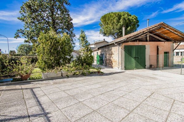 casa indipendente in vendita a Ravenna in zona Mezzano