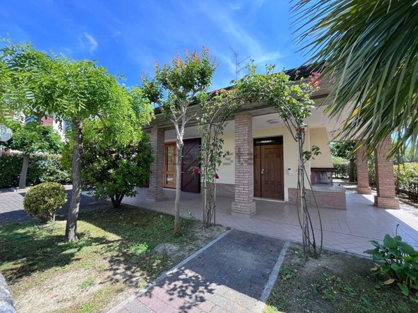 casa indipendente in vendita a Ravenna in zona Lido Adriano