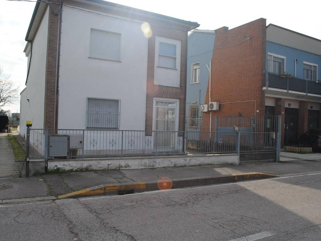casa indipendente in vendita a Ravenna in zona Savarna / Conventello