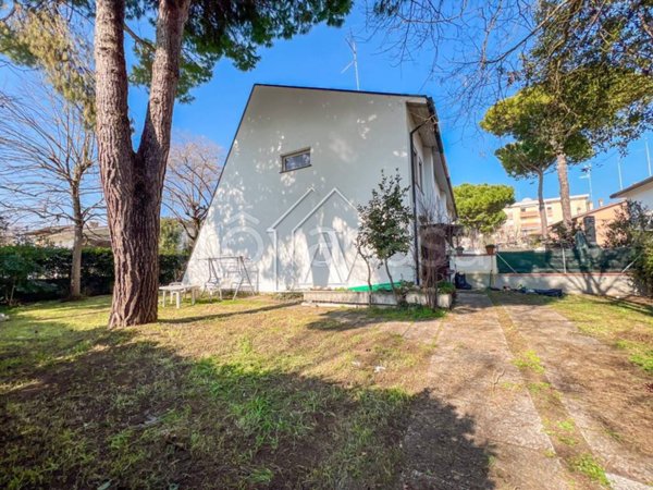 casa indipendente in vendita a Ravenna in zona Lido Adriano