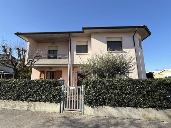 casa indipendente in vendita a Ravenna in zona Ponte Nuovo