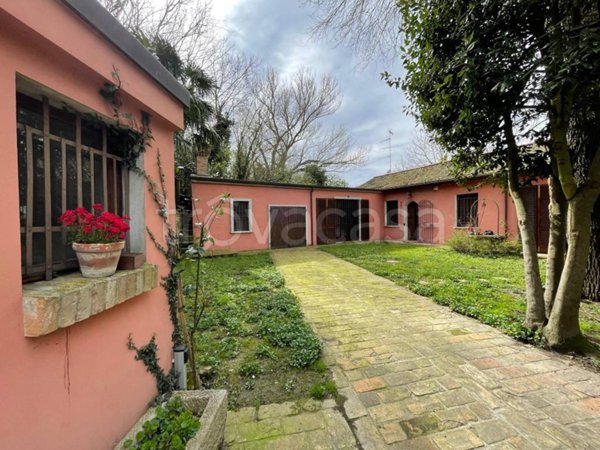 casa indipendente in vendita a Ravenna in zona Classe