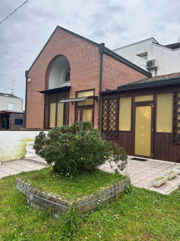 casa indipendente in vendita a Ravenna in zona Camerlona