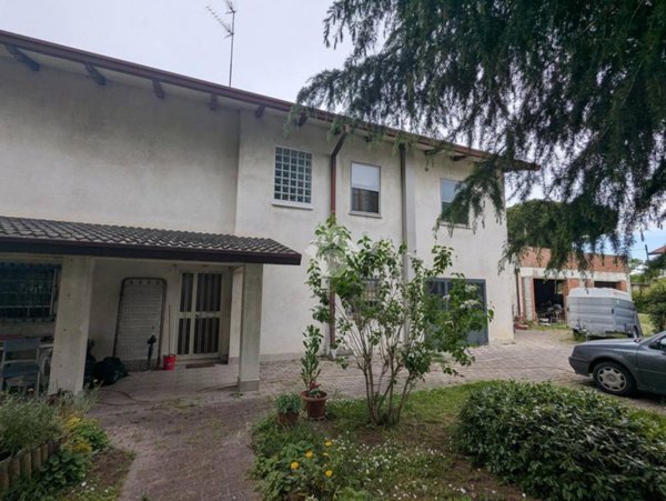 casa indipendente in vendita a Ravenna in zona Mezzano