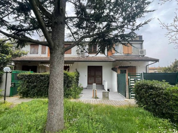 casa indipendente in vendita a Ravenna in zona Lido Adriano