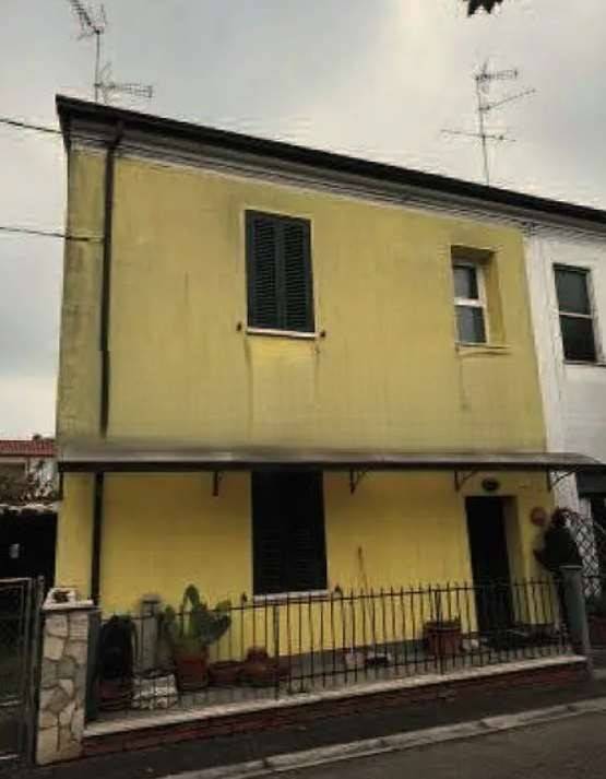 casa indipendente in vendita a Ravenna in zona Camerlona