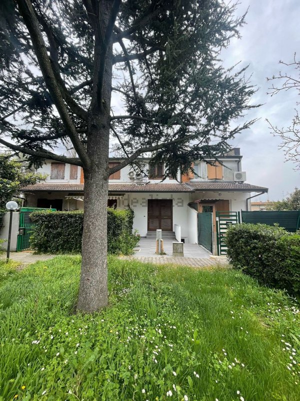 casa indipendente in vendita a Ravenna in zona Lido Adriano