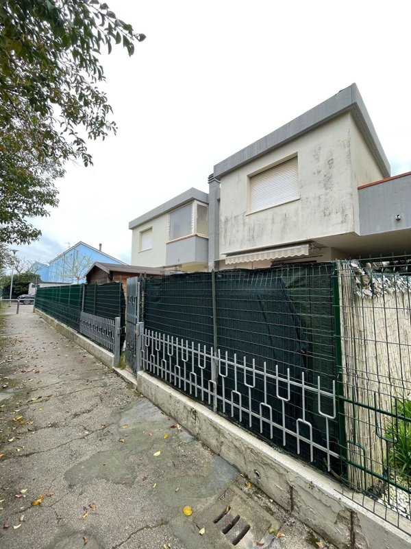 casa indipendente in vendita a Ravenna in zona Lido Adriano