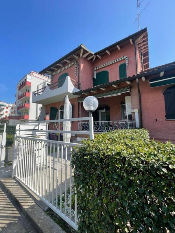 casa indipendente in vendita a Ravenna in zona Lido Adriano