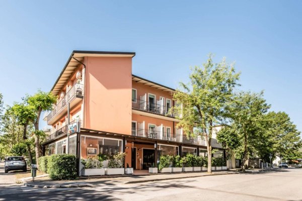 negozio in vendita a Ravenna in zona Casal Borsetti