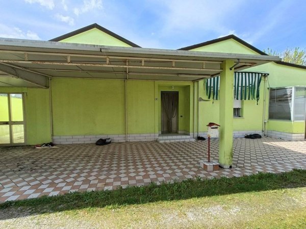 casa indipendente in vendita a Ravenna in zona Savarna / Conventello