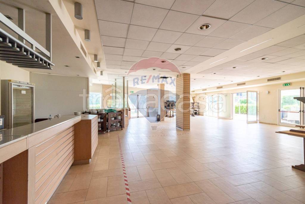 negozio in vendita a Ravenna in zona Lido di Savio