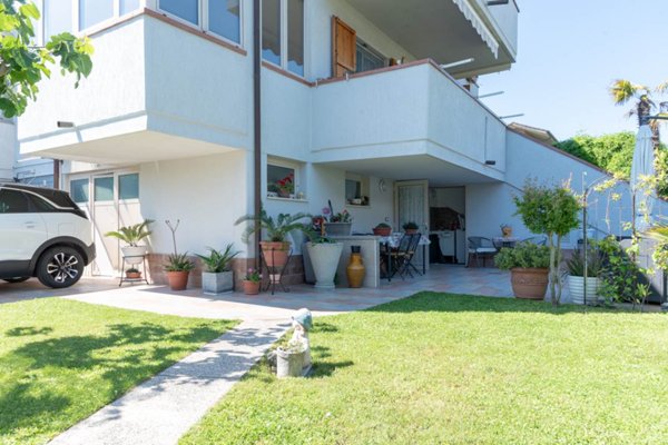 casa indipendente in vendita a Ravenna in zona Lido Adriano