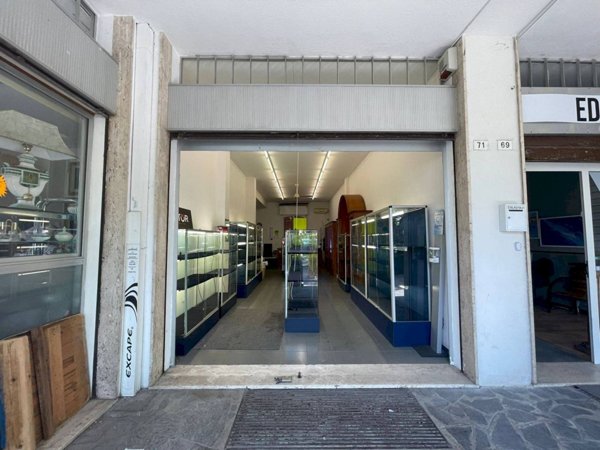 negozio in vendita a Ravenna in zona Lido Adriano