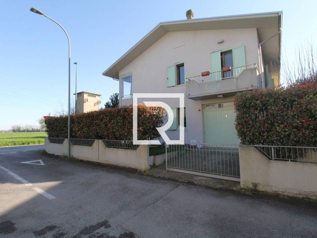 casa indipendente in vendita a Ravenna in zona Mezzano