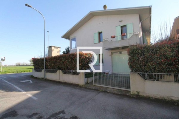 casa indipendente in vendita a Ravenna in zona Mezzano