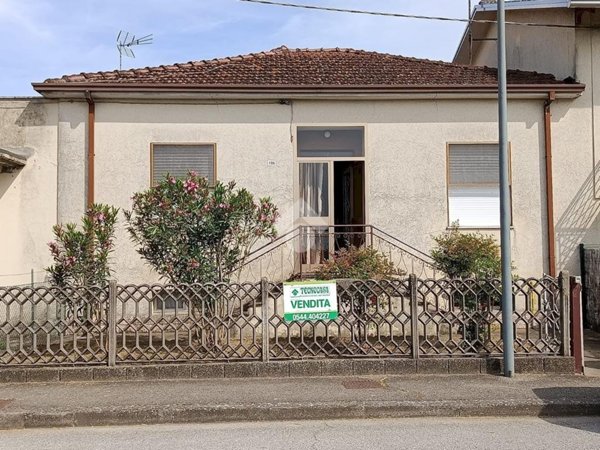 casa indipendente in vendita a Ravenna in zona Villanova di Ravenna