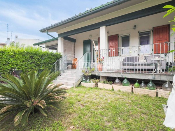 casa indipendente in vendita a Ravenna in zona Lido Adriano