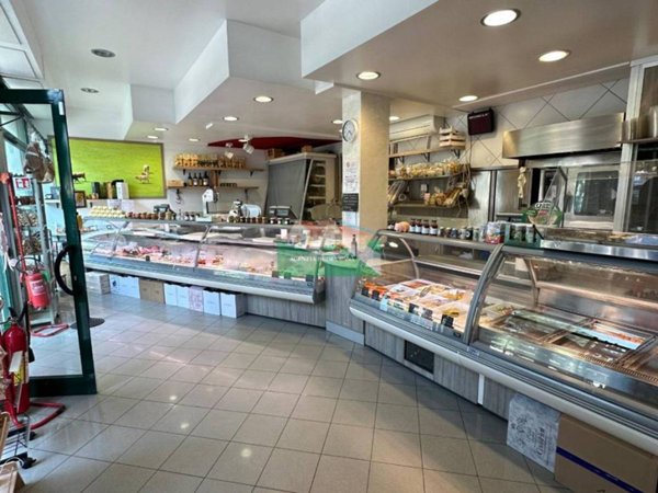 negozio in vendita a Ravenna in zona Lido Adriano