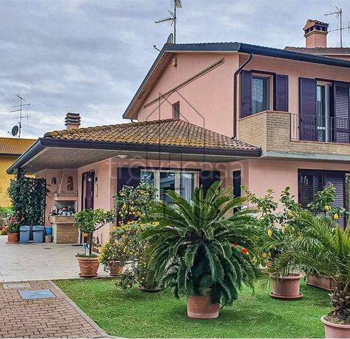 casa indipendente in vendita a Ravenna in zona Lido Adriano