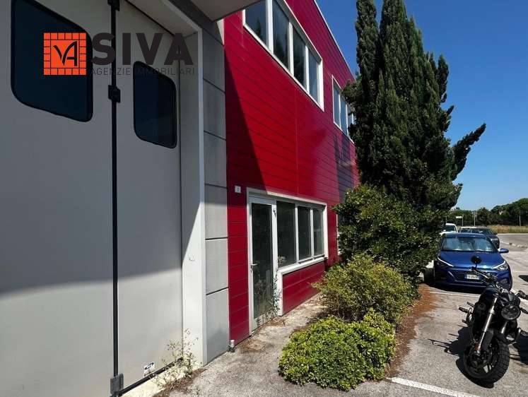 locale commerciale in vendita a Ravenna in zona Fornace Zarattini