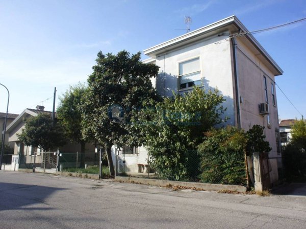 casa indipendente in vendita a Ravenna in zona Mezzano