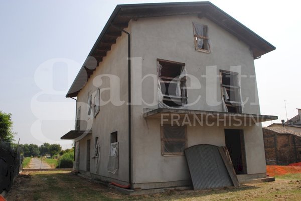 casa indipendente in vendita a Ravenna in zona Piangipane